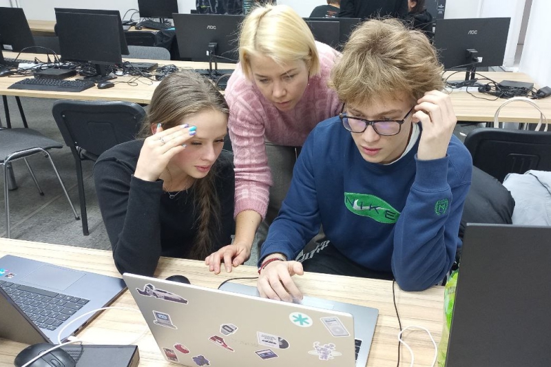 Студенты программы ТОП-ИТ по направлению 11.03.02 приняли участие в хакатоне по разработке кода для устройств умного дома